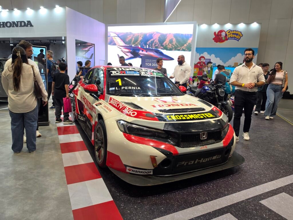 Carro esportivo da Honda, em exposição na estande da Honda