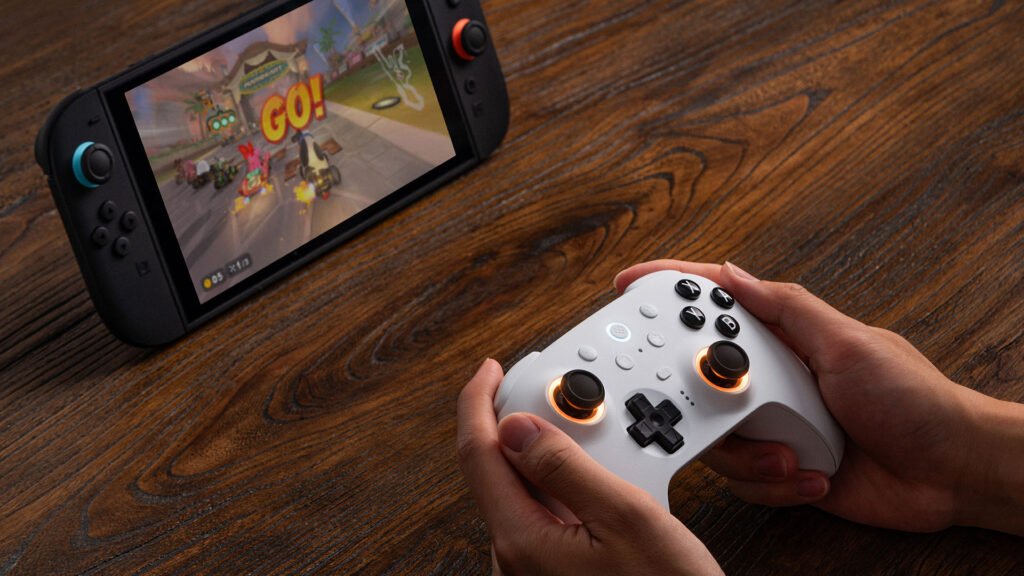 Controle sendo utilizado a um Nintendo Switch 2 sobre uma mesa